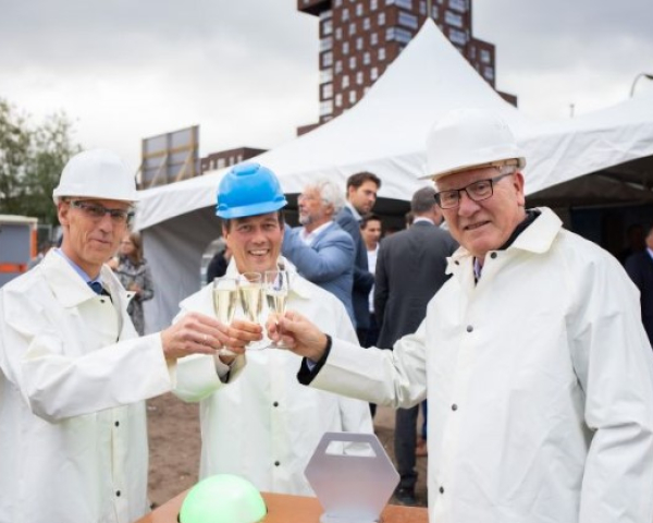 proosten met de wethouder.jpg